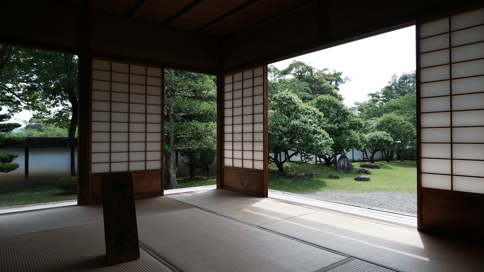 障子ごしに庭が見える、明るい和室